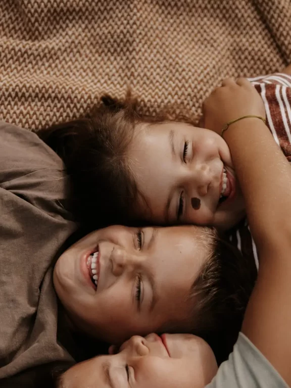 kinder lachen beim shooting