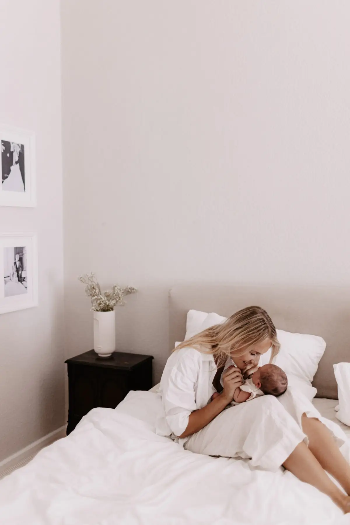 Baby schaut wach in die Kamera – emotionale Neugeborenenfotografie