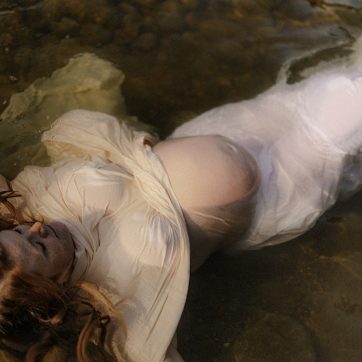 Babybauchshooting im Luzerner Flussbett