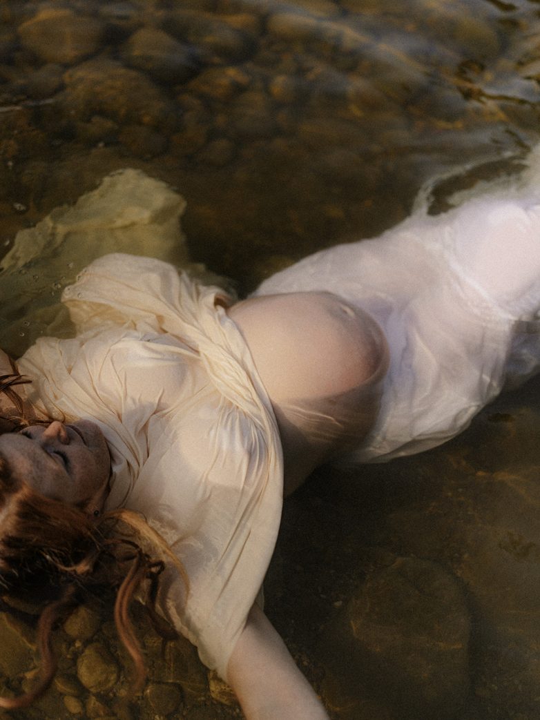 Babybauchshooting im Luzerner Flussbett