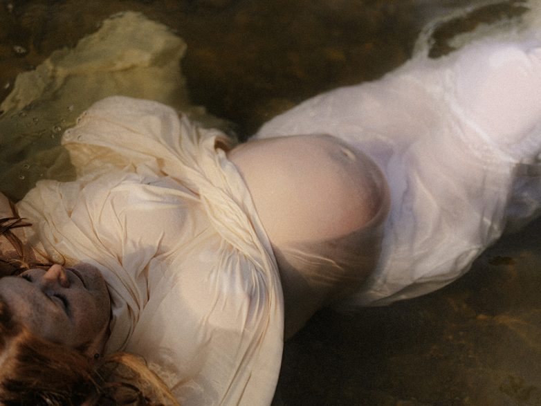 Babybauchshooting im Luzerner Flussbett
