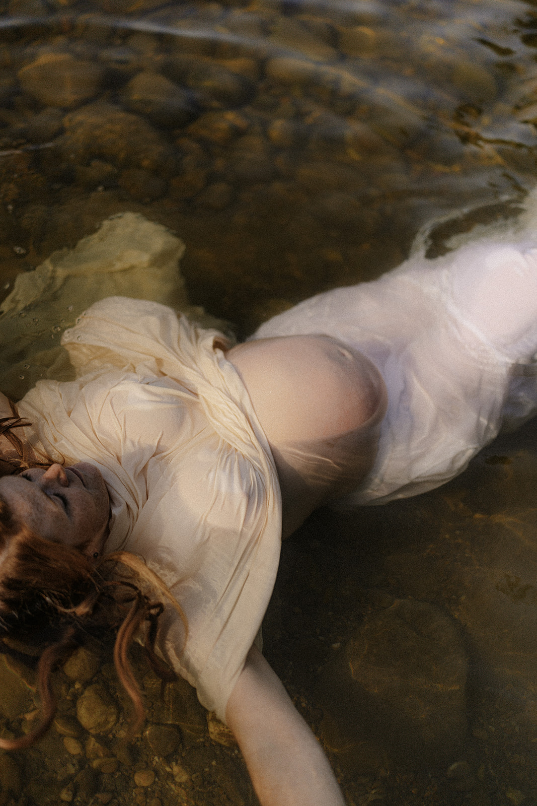 Babybauchshooting im Luzerner Flussbett